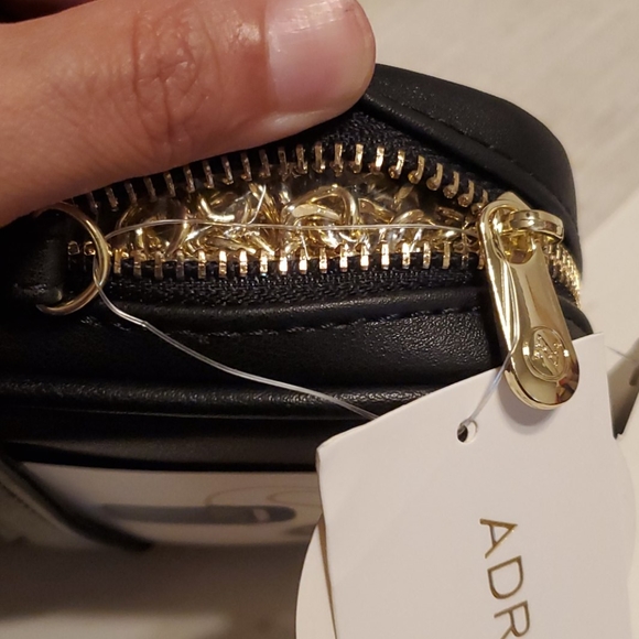 New Adrienne Vittadini phone wallet on a string, Crossbody - Picture 6 of 8
